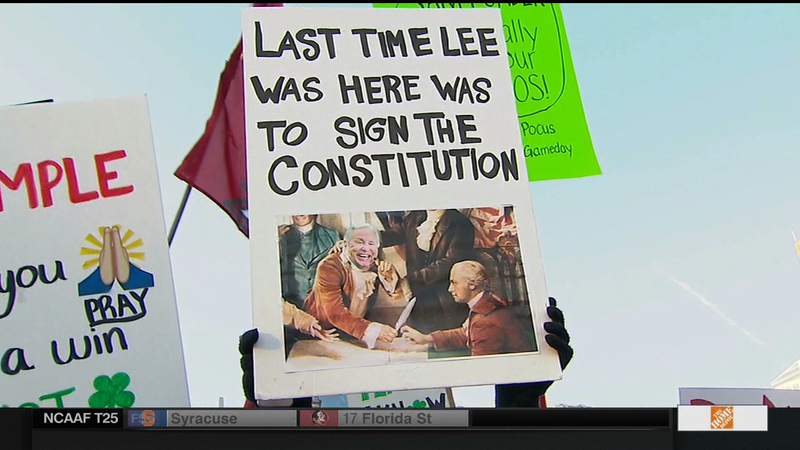 Illustration for article titled Hinkie Traded This Sign For Draft Picks: Your Philadelphia College GameDay Sign Roundup